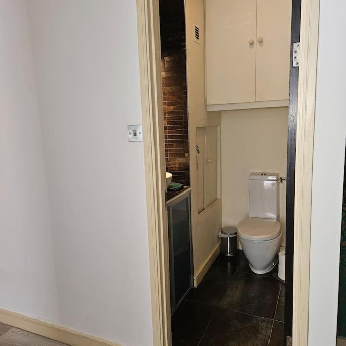 Spacious Two Bedroom In South Kensington