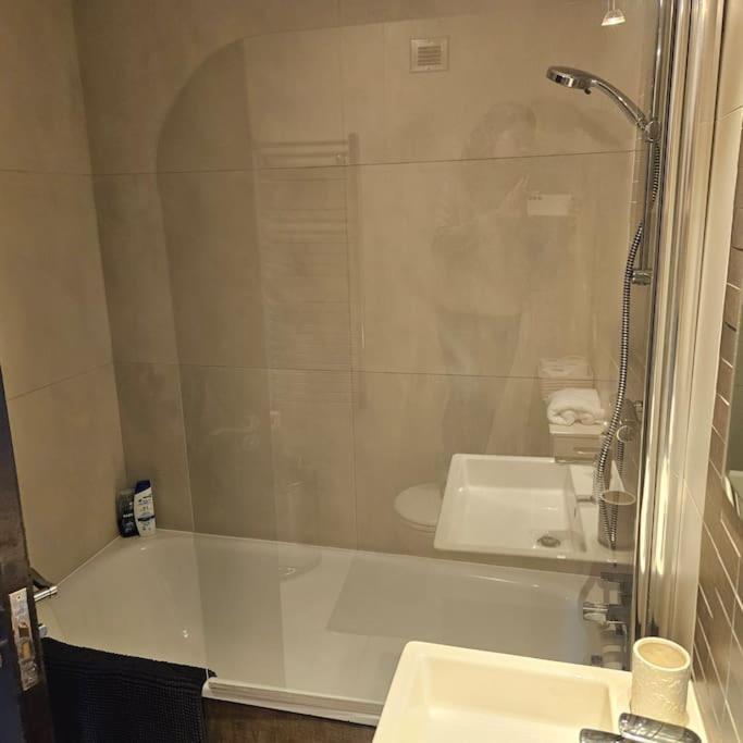 Appartamento Spacious Two Bedroom In South Kensington