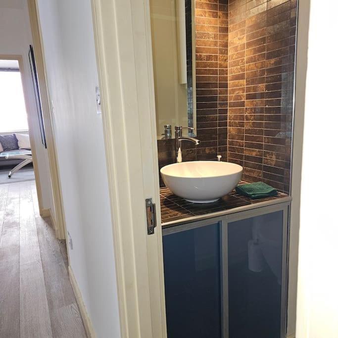 Spacious Two Bedroom In South Kensington *