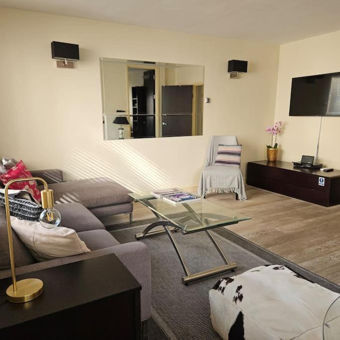Spacious Two Bedroom In South Kensington Londra