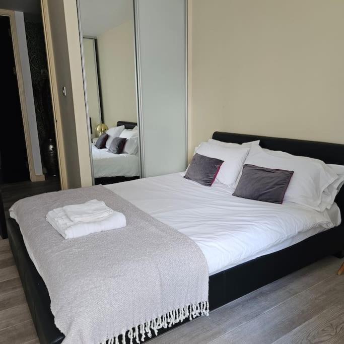 Spacious Two Bedroom In South Kensington *