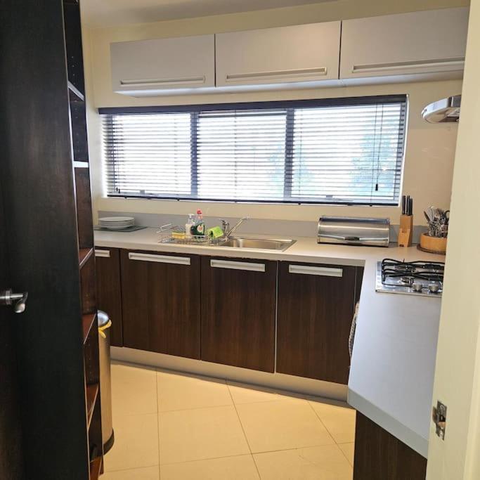 Spacious Two Bedroom In South Kensington Londra