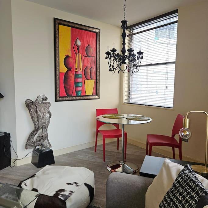 Spacious Two Bedroom In South Kensington