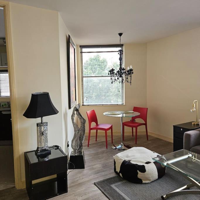 Spacious Two Bedroom In South Kensington *