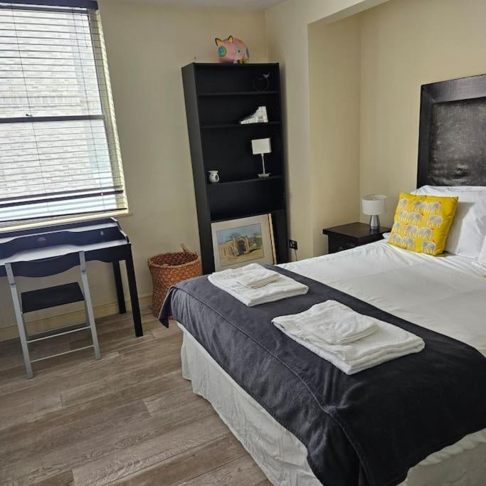 Spacious Two Bedroom In South Kensington Londra