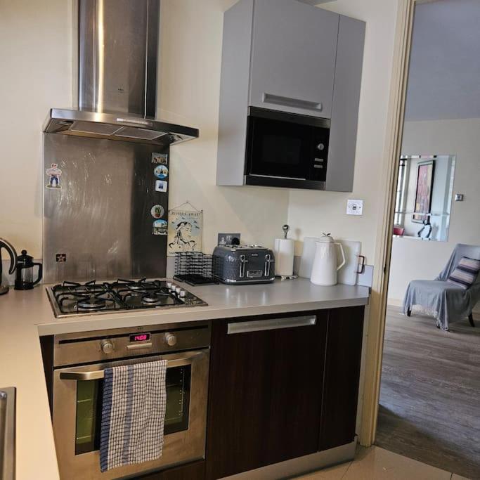 Spacious Two Bedroom In South Kensington Londra