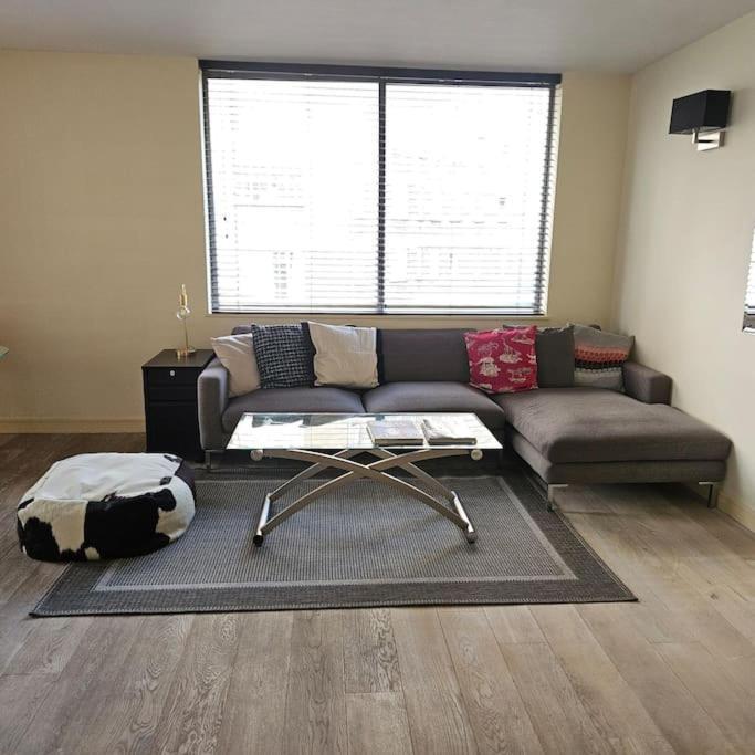 Spacious Two Bedroom In South Kensington